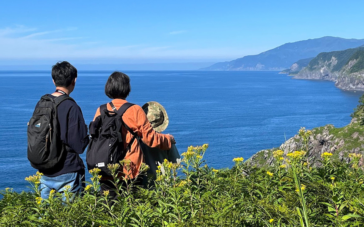 知床の海岸線を眺める親子